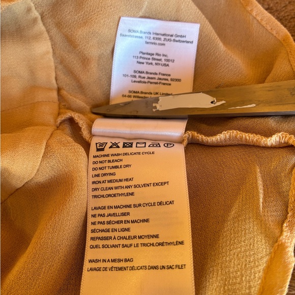 NWOT FARM Rio Pintucked crepe de chine blouse
Size X-Small - Picture 9 of 9